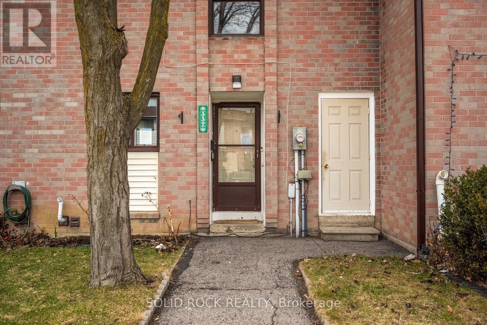 #332 332 FLEETWOOD CRESCENT - 2