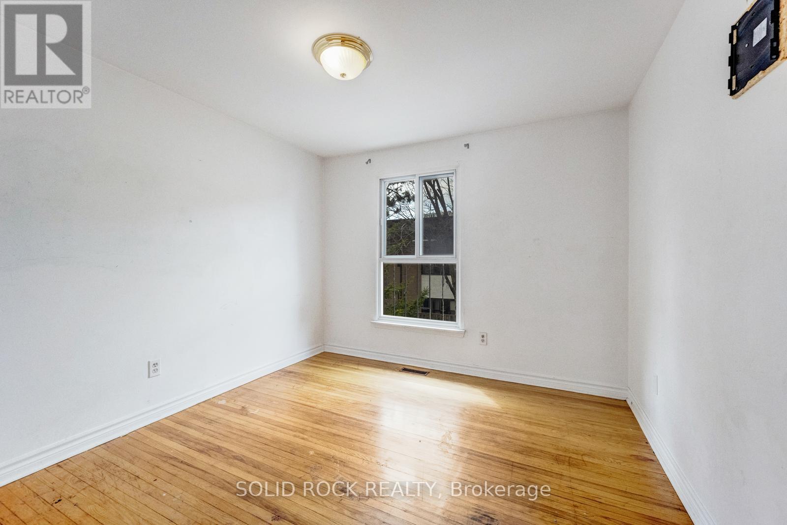 #332 332 FLEETWOOD CRESCENT - 32