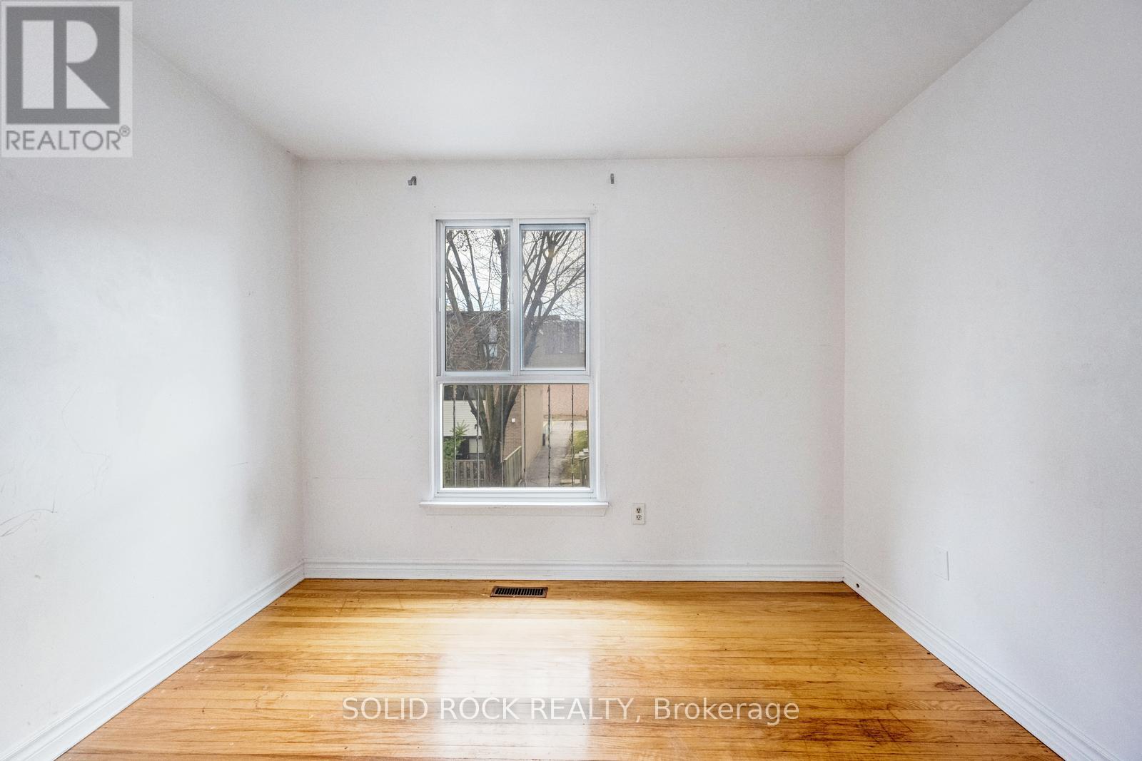 #332 332 FLEETWOOD CRESCENT - 33