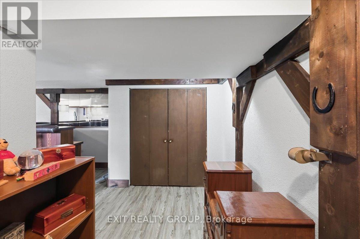 196 ELMWOOD DRIVE - 21