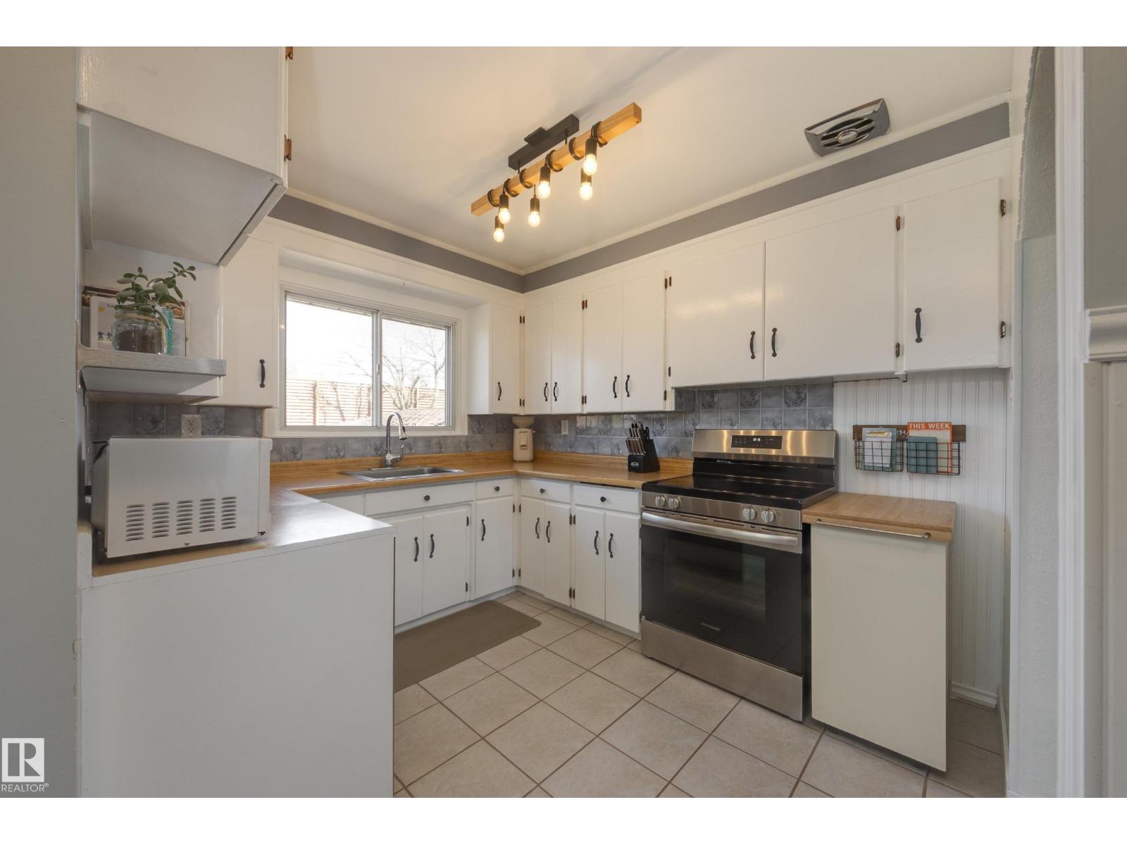 15972 110B AV NW - 8