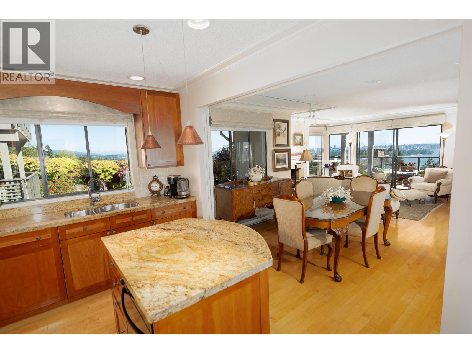 26 2214 FOLKESTONE WAY, West Vancouver