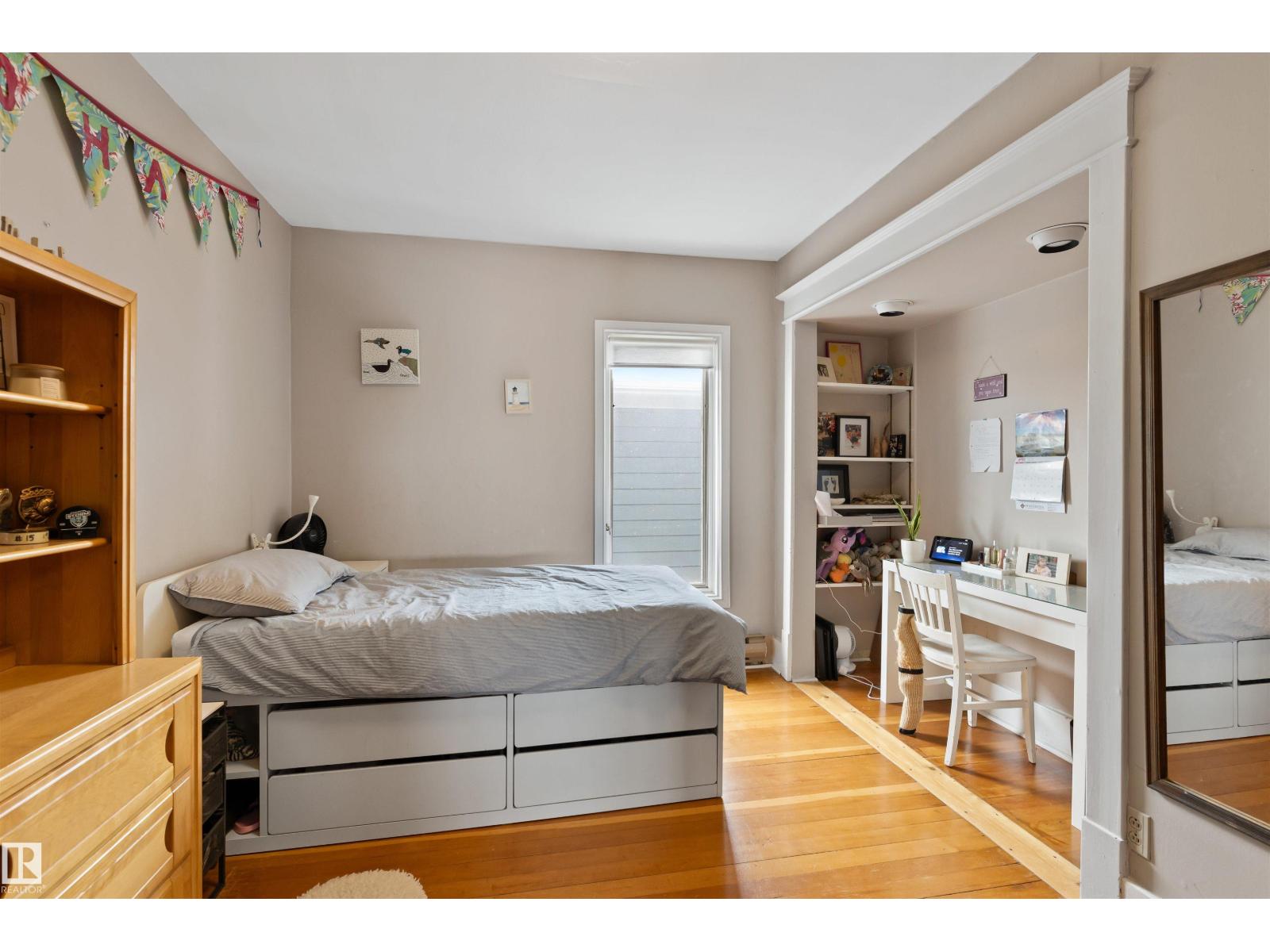 9819 92 AV NW - 21