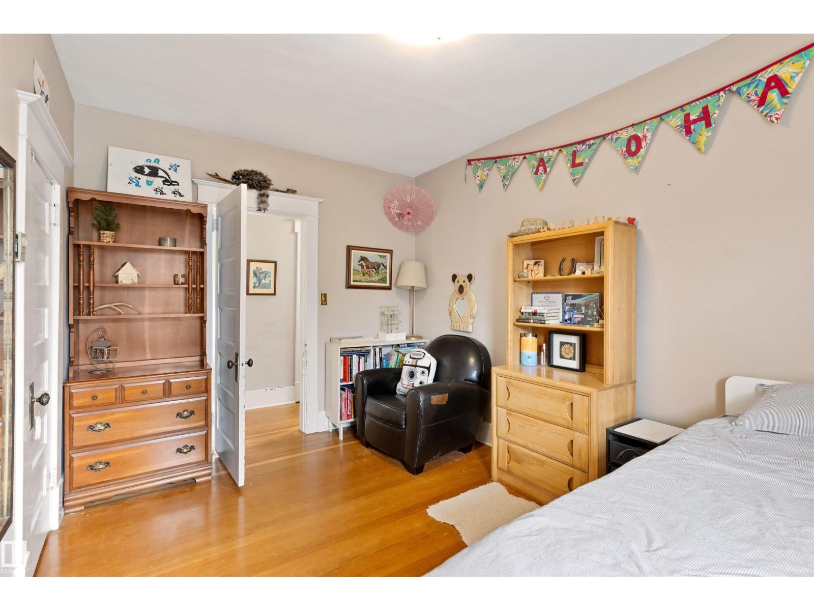 9819 92 AV NW - 22