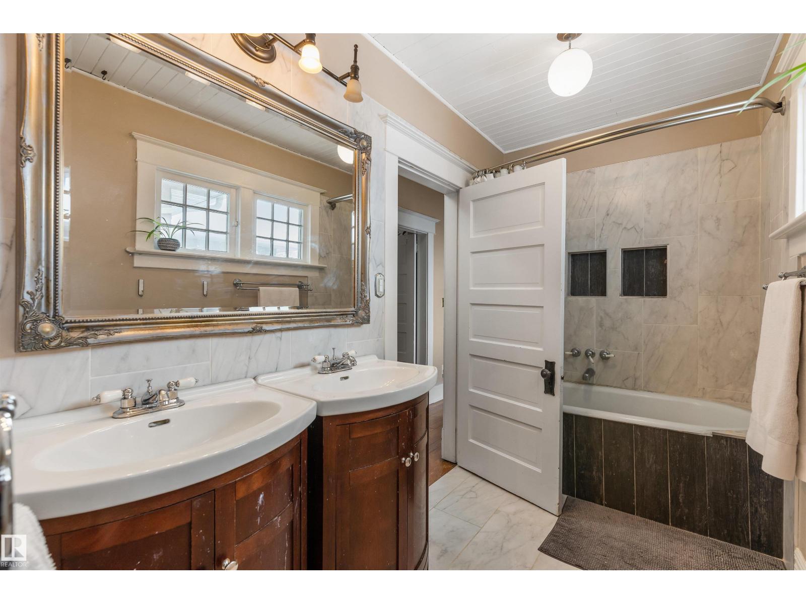 9819 92 AV NW - 27