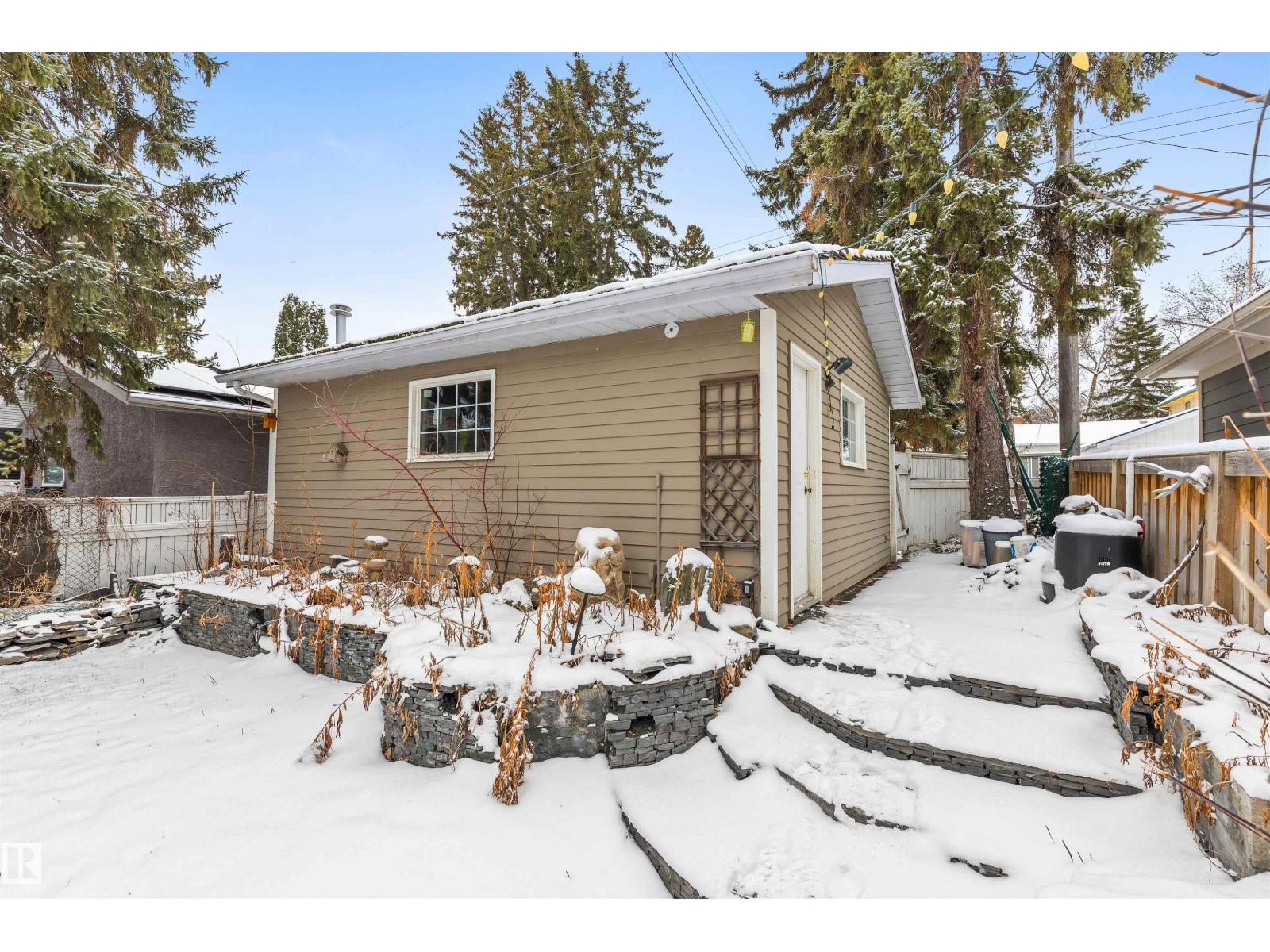 9819 92 AV NW - 36