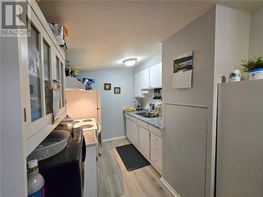 83 Robinson Street W - 23