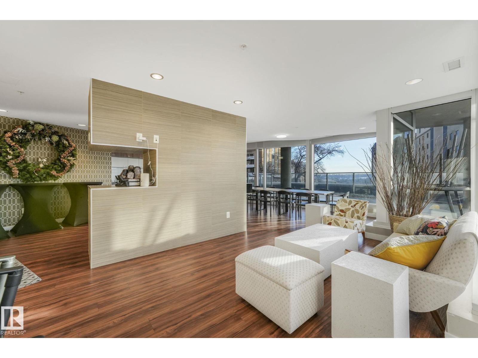 #601 9720 106 ST NW - 44