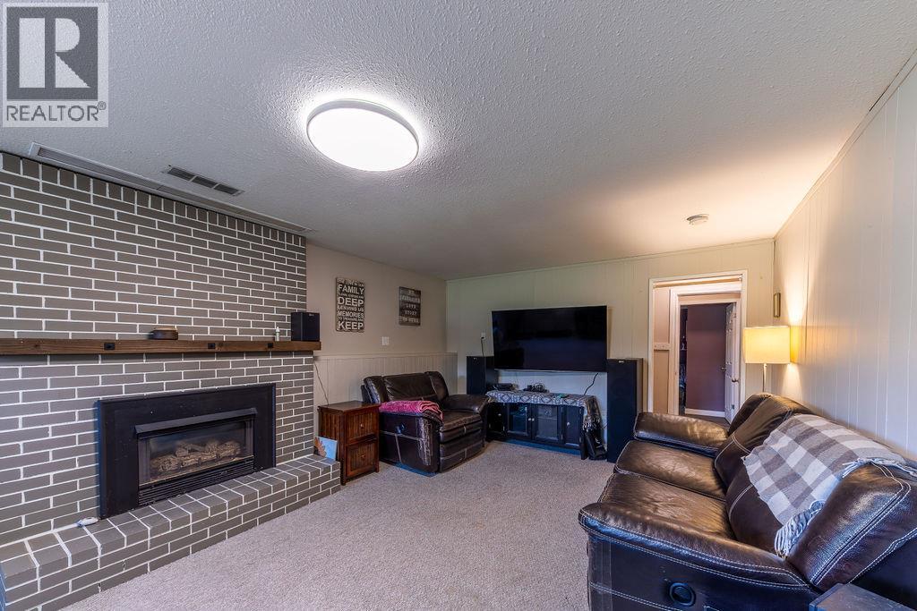 631 CAMBRIDGE Crescent - 34