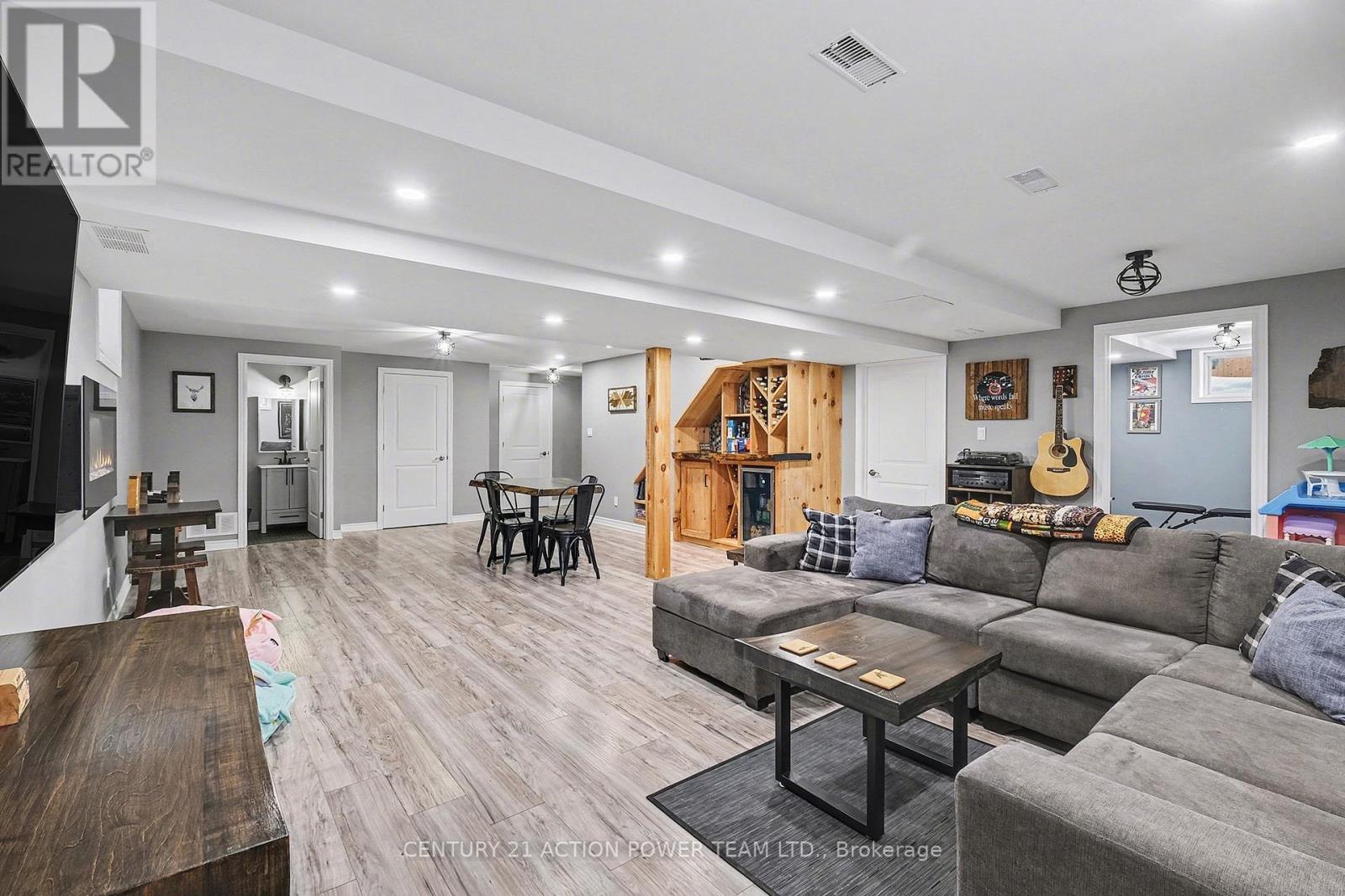 7 RICHER STREET W - 24