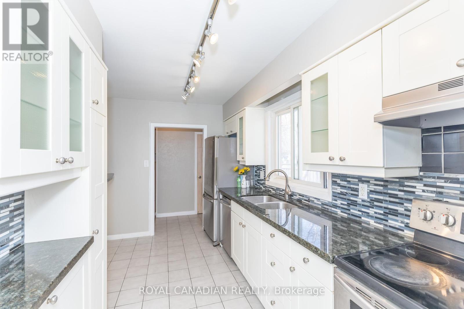 16 GAMBELLO CRESCENT - 15