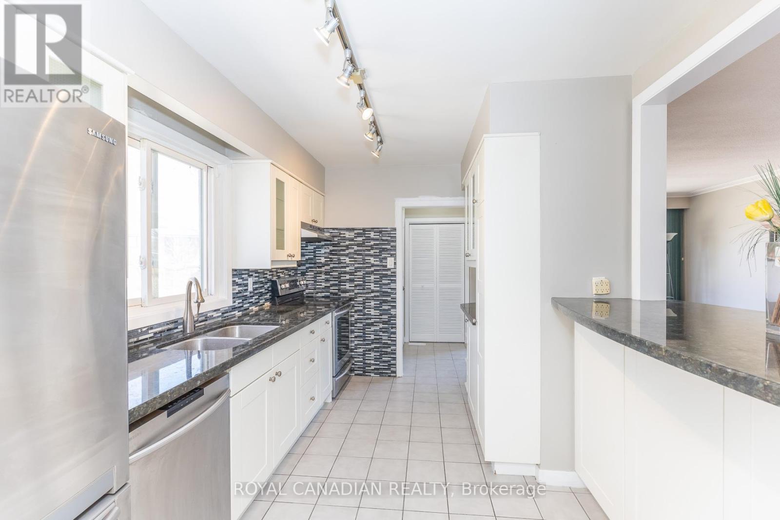 16 GAMBELLO CRESCENT - 16