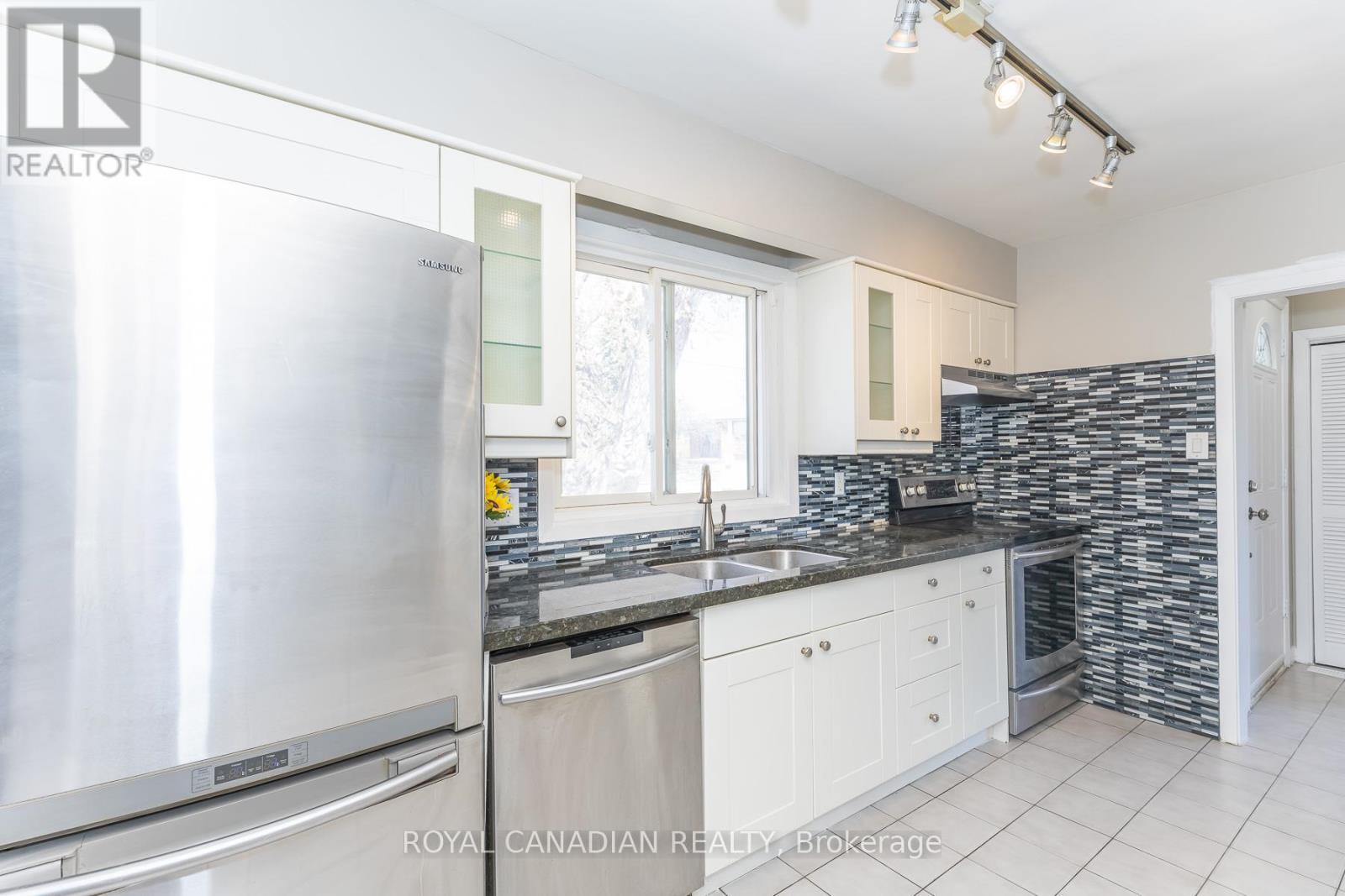 16 GAMBELLO CRESCENT - 17