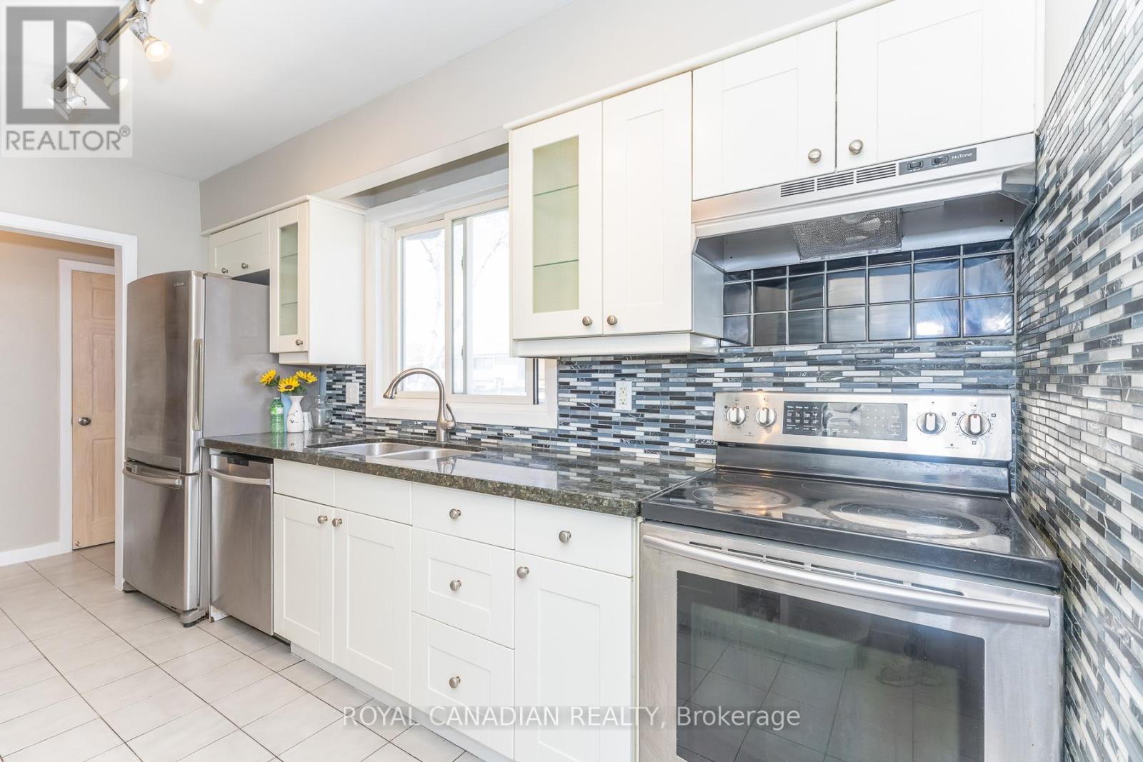 16 GAMBELLO CRESCENT - 18