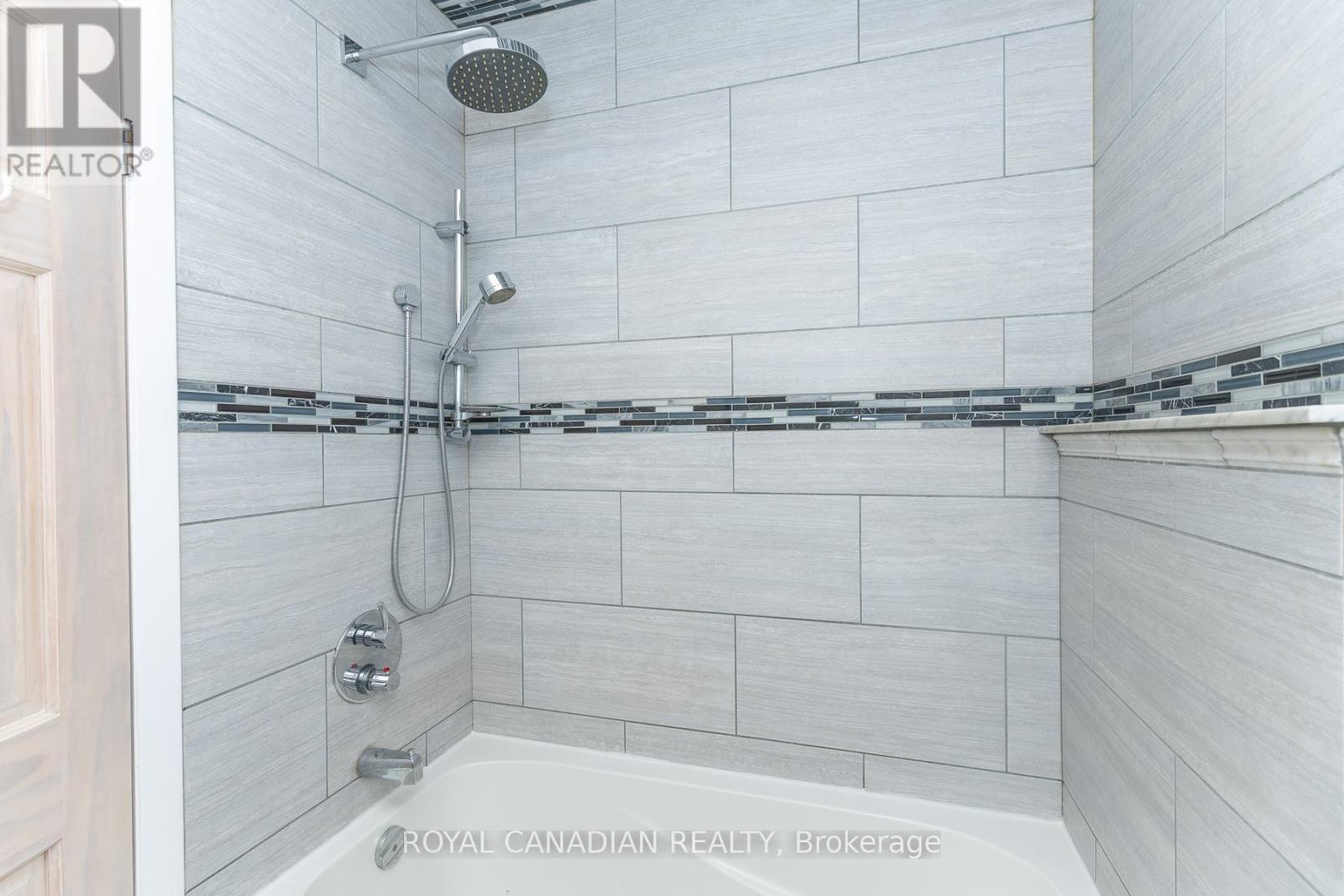 16 GAMBELLO CRESCENT - 28