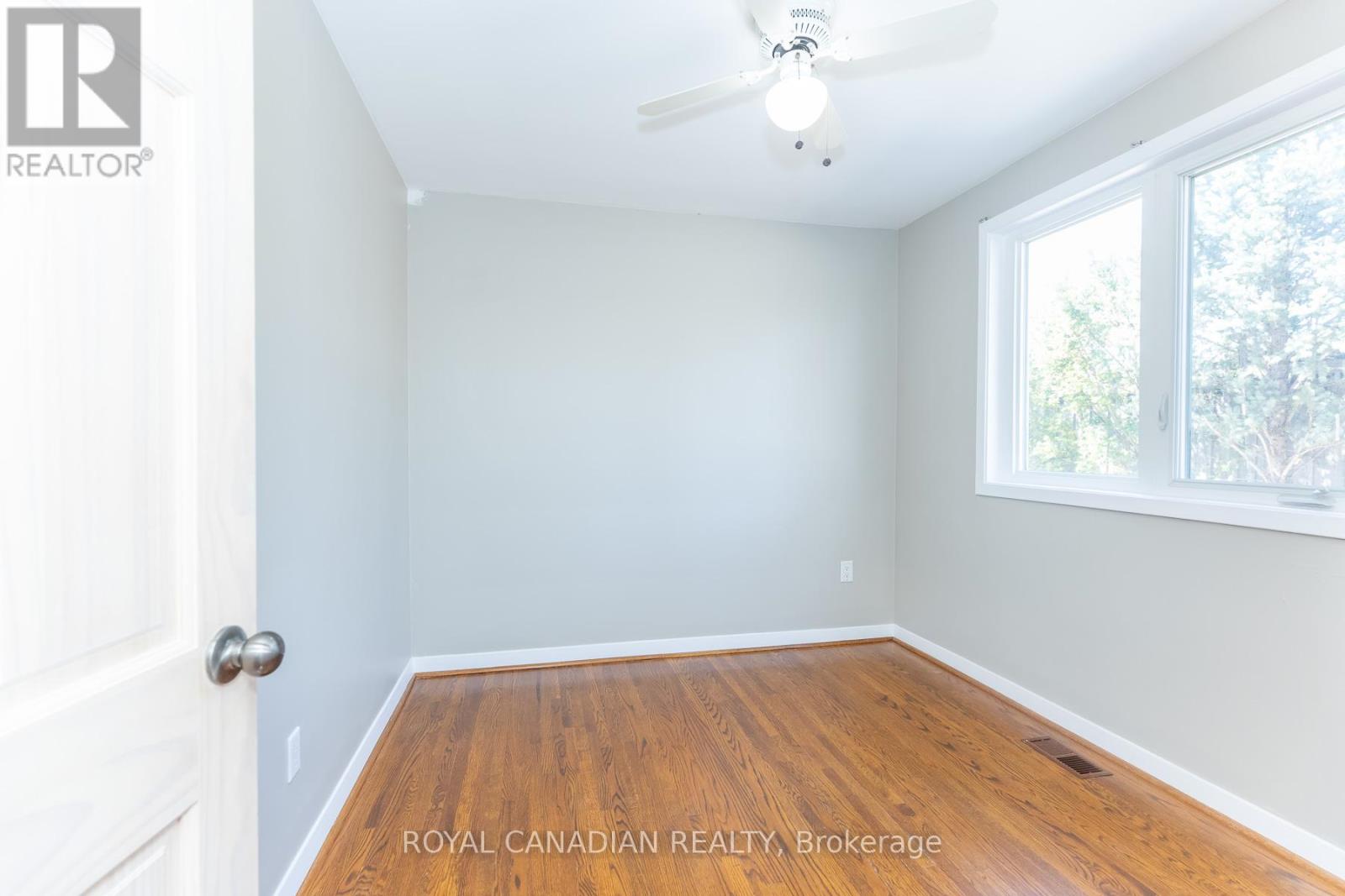16 GAMBELLO CRESCENT - 33