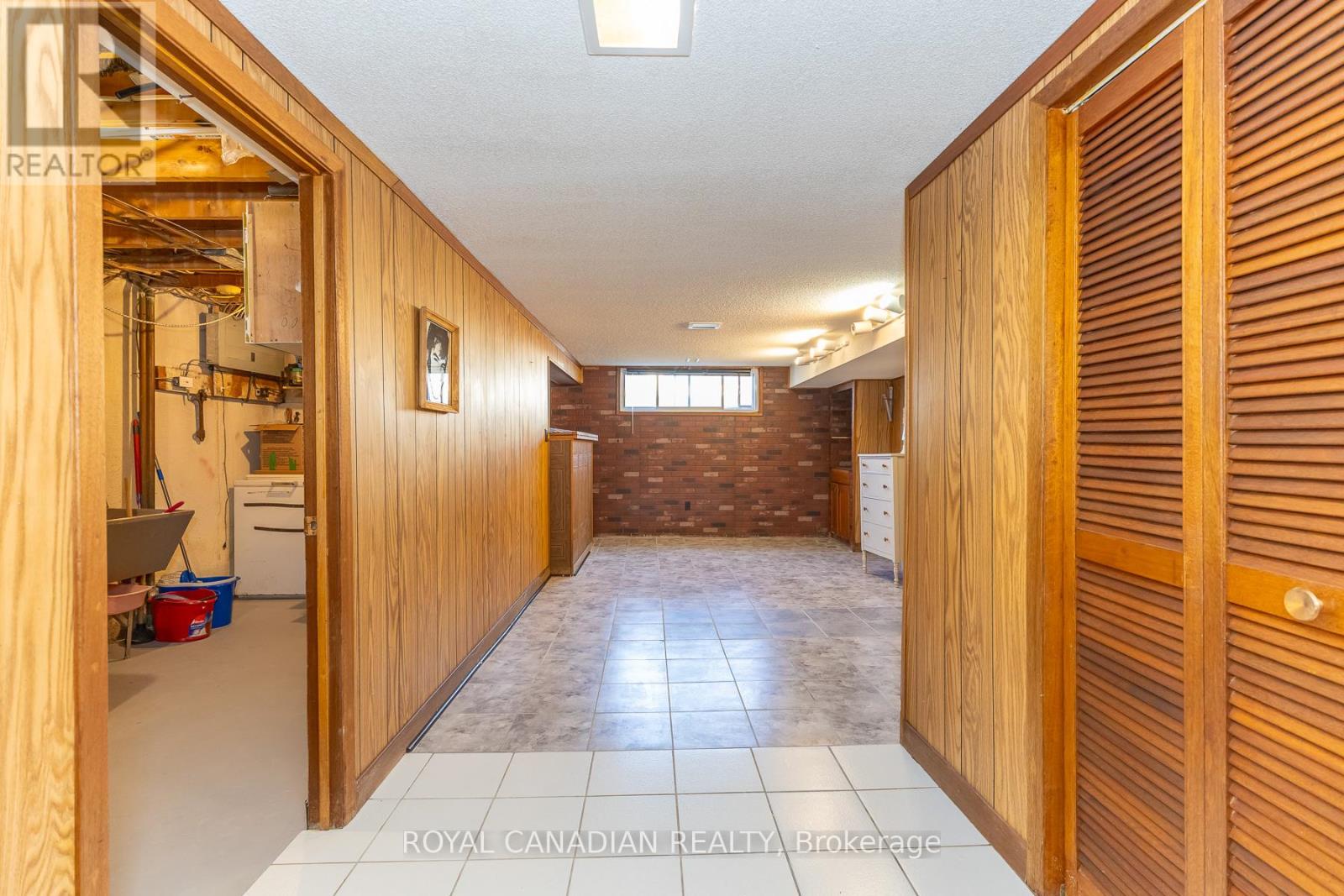 16 GAMBELLO CRESCENT - 39