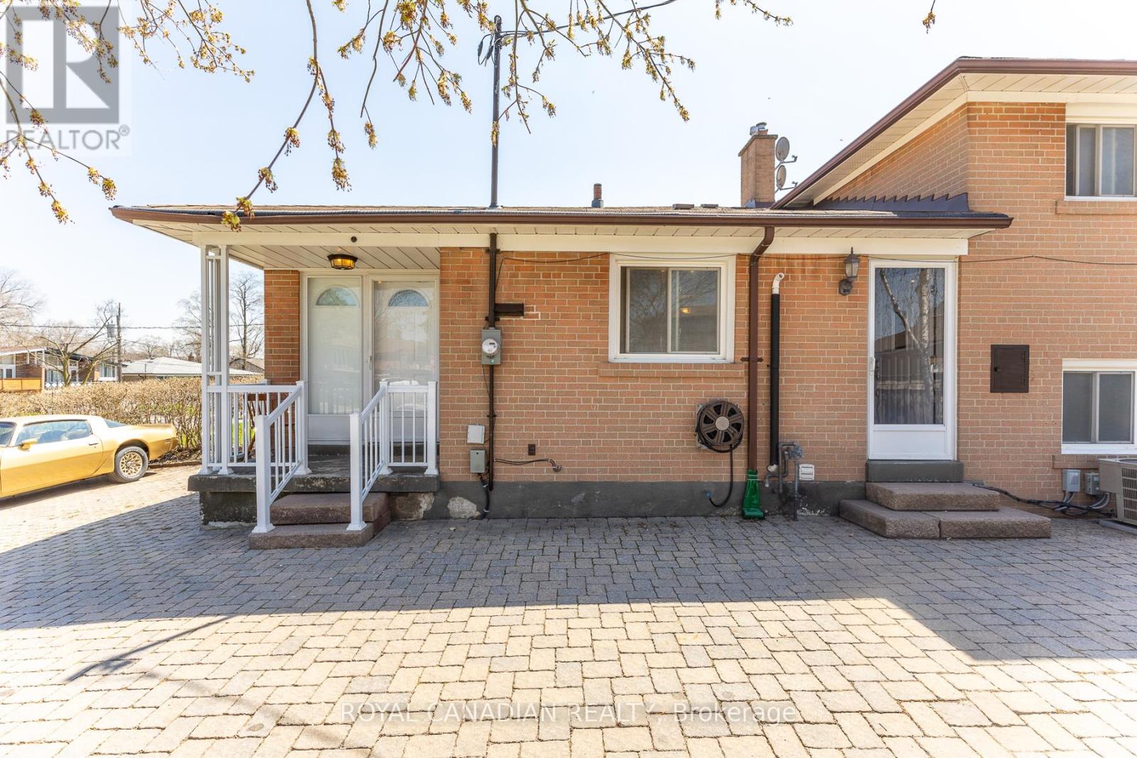 16 GAMBELLO CRESCENT - 4
