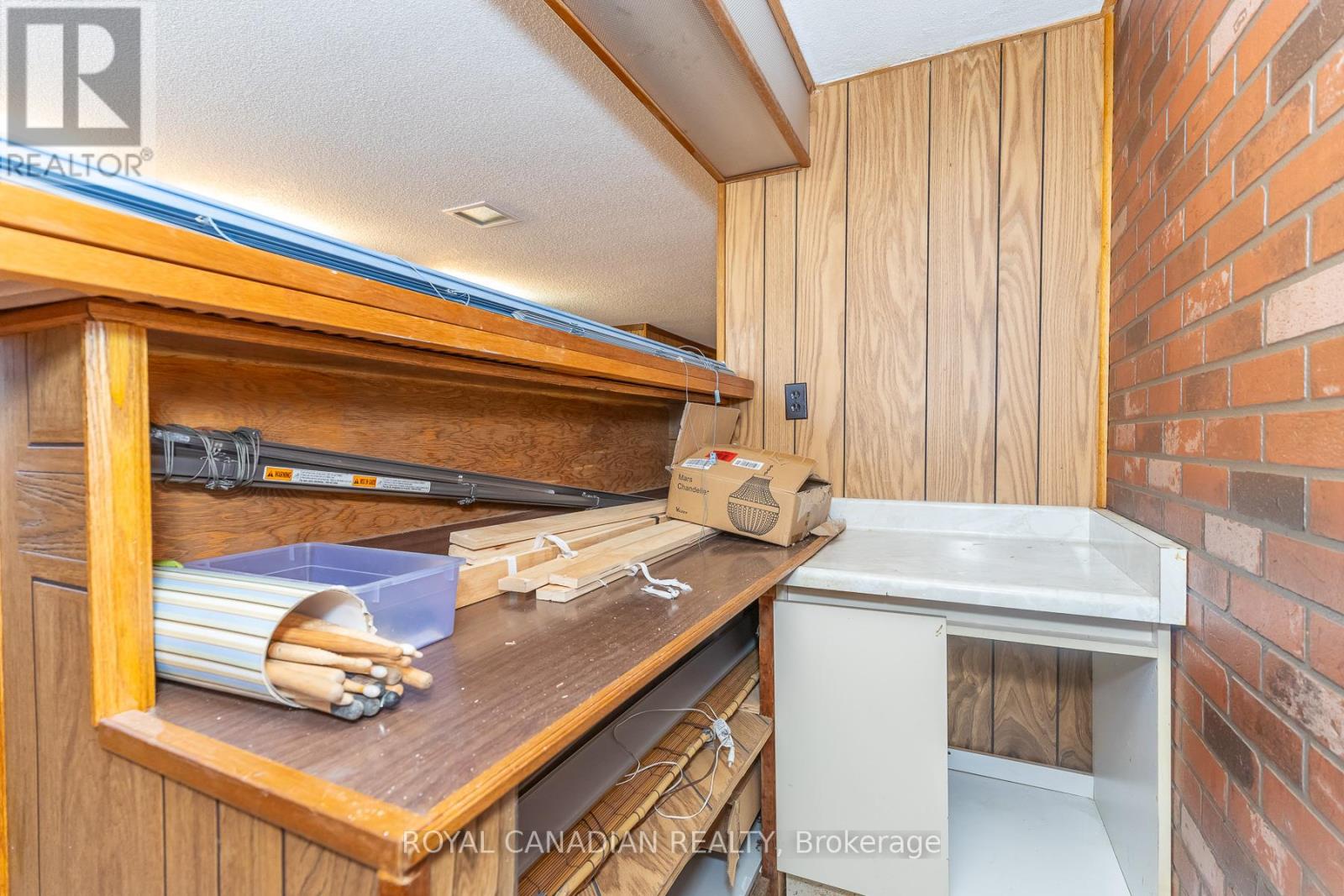 16 GAMBELLO CRESCENT - 42