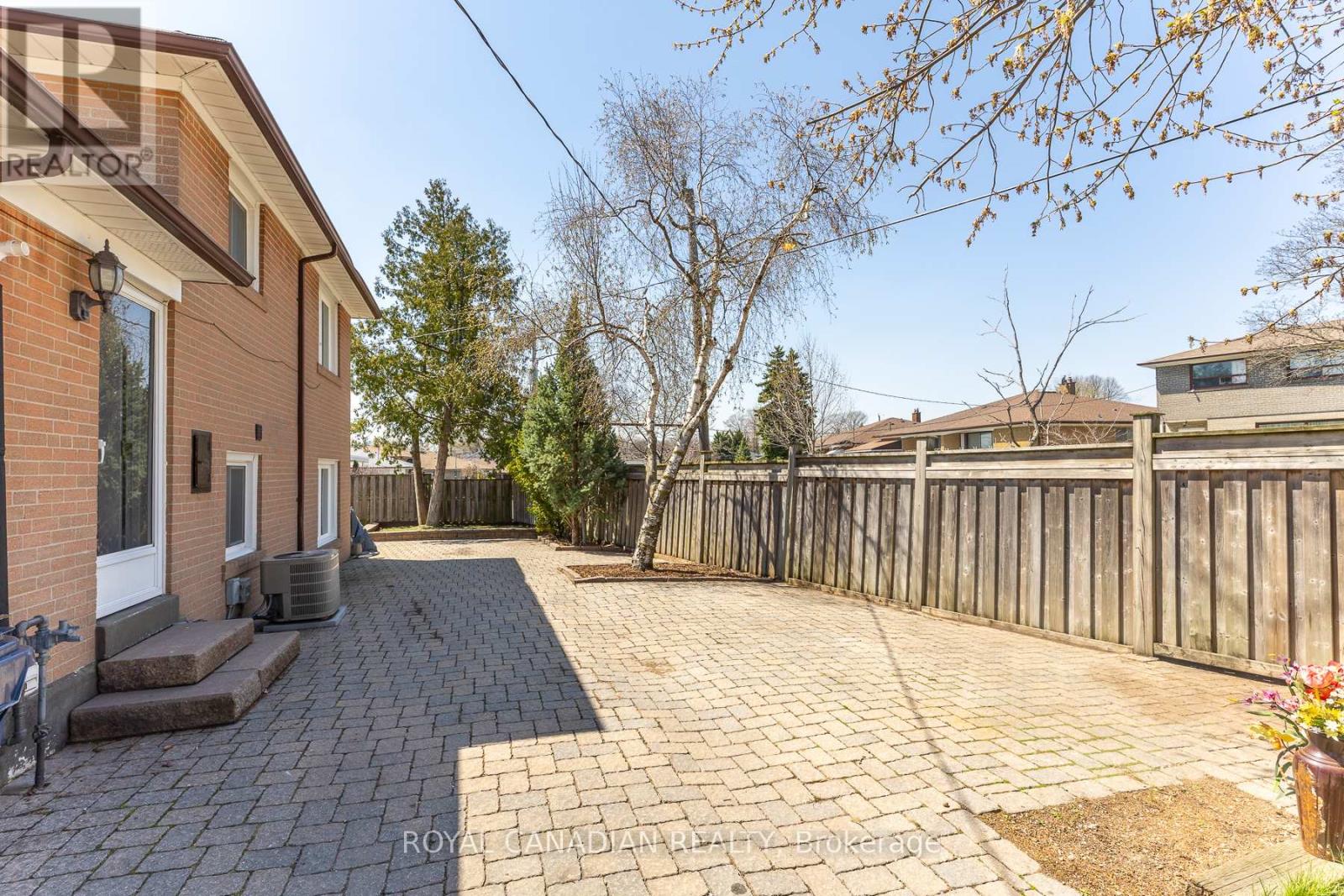 16 GAMBELLO CRESCENT - 46
