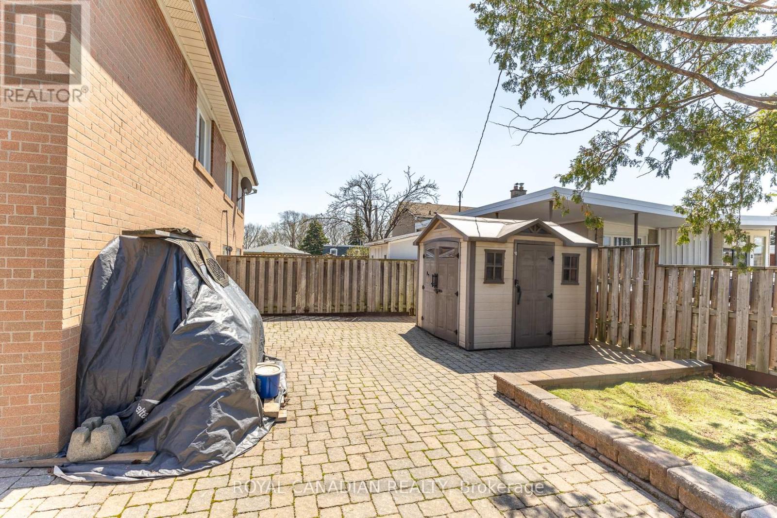 16 GAMBELLO CRESCENT - 47
