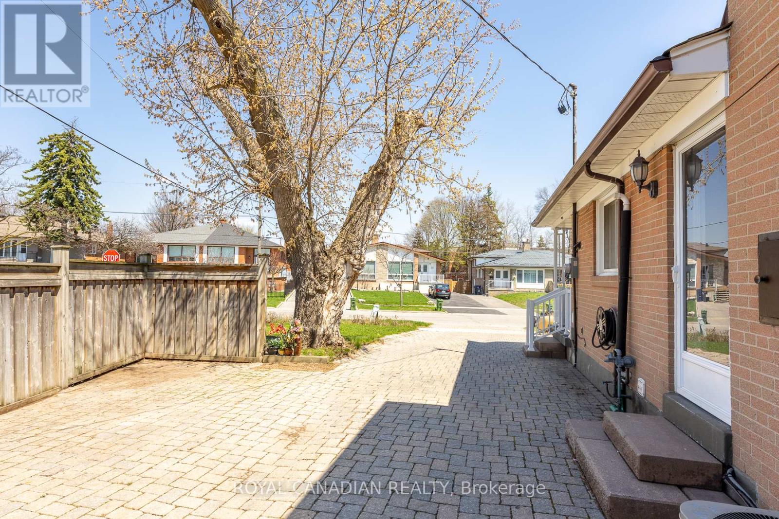 16 GAMBELLO CRESCENT - 50