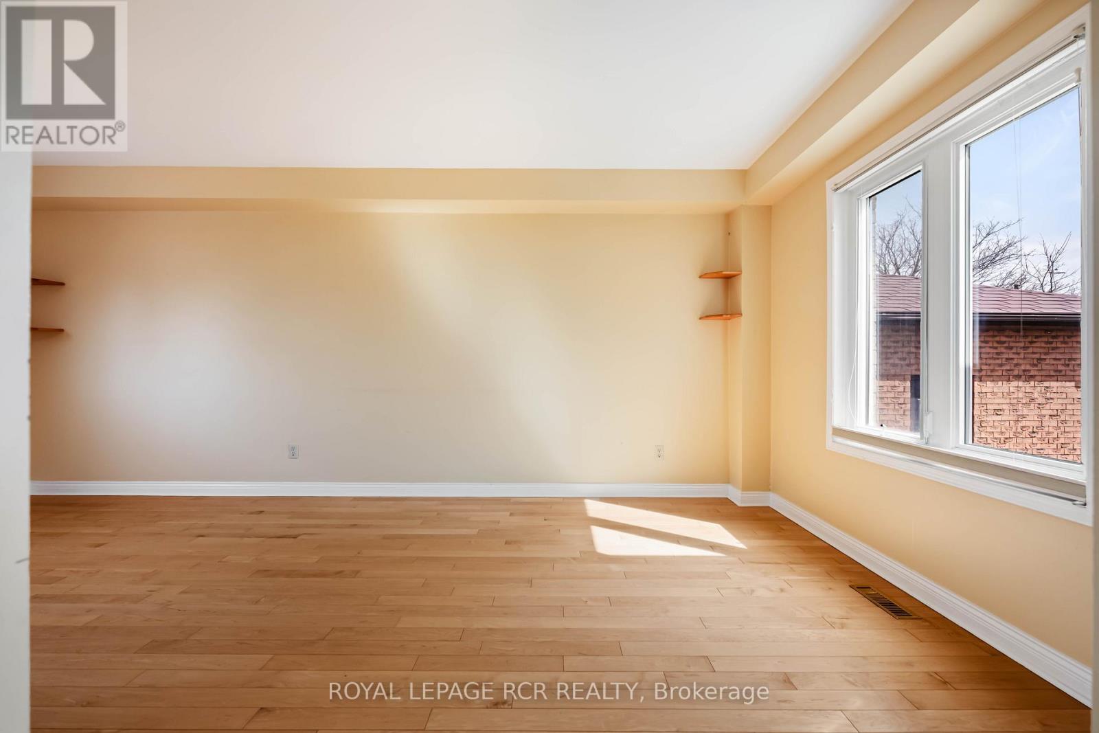 128 COURTNEY CRESCENT - Image 3