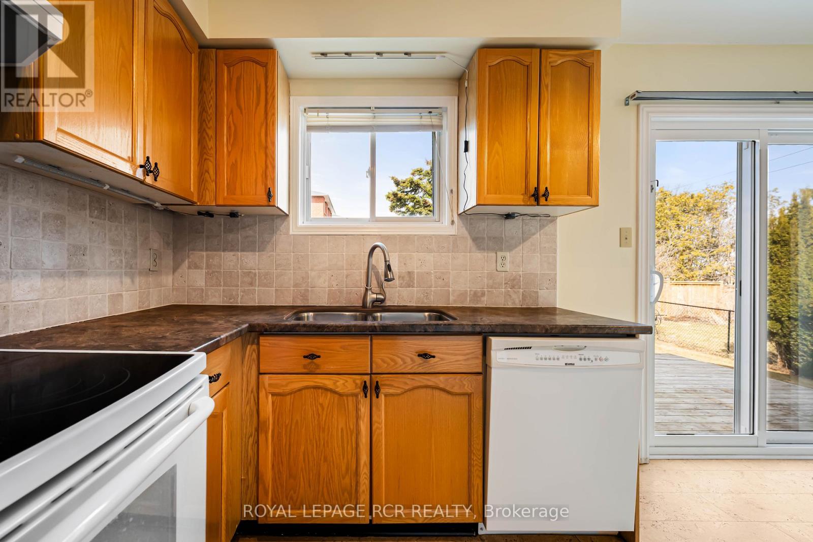 128 COURTNEY CRESCENT - 7