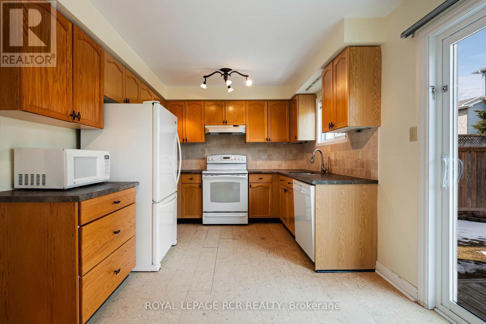 128 COURTNEY CRESCENT - 8