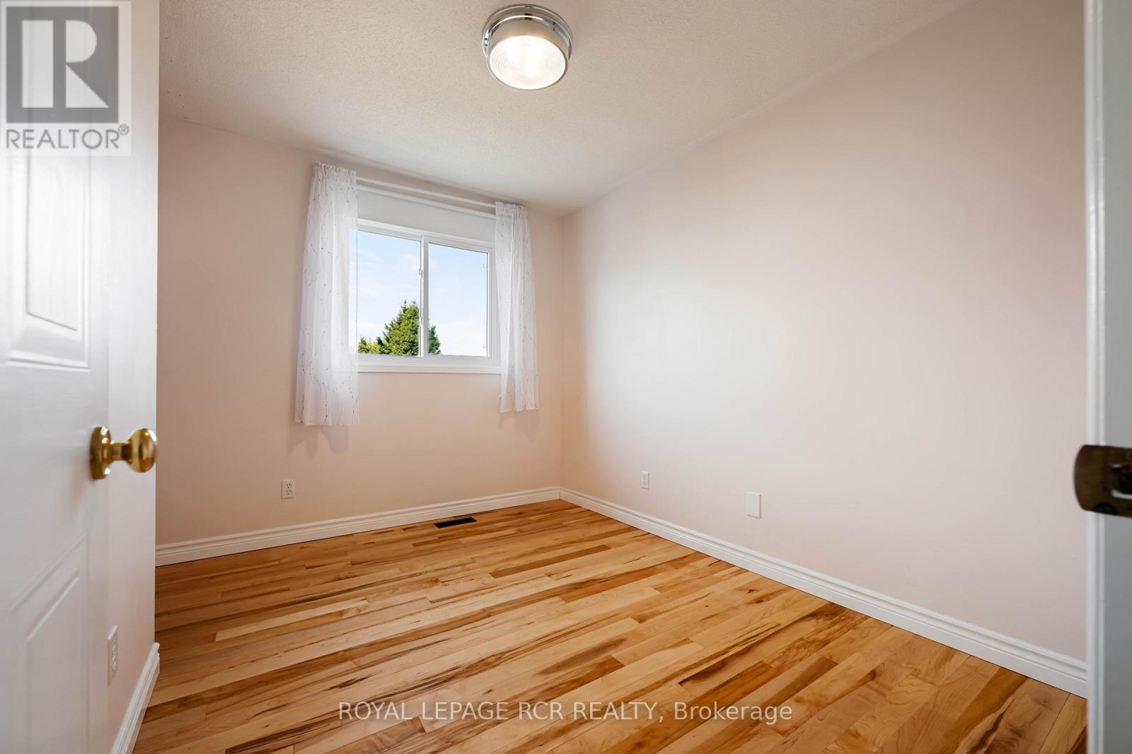 128 COURTNEY CRESCENT - 22