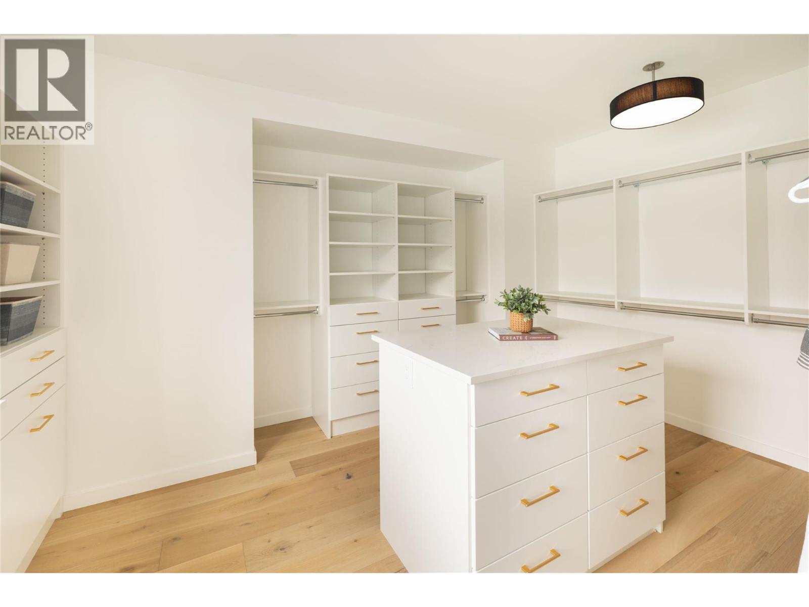 3442 Arrowroot Drive, Kelowna
