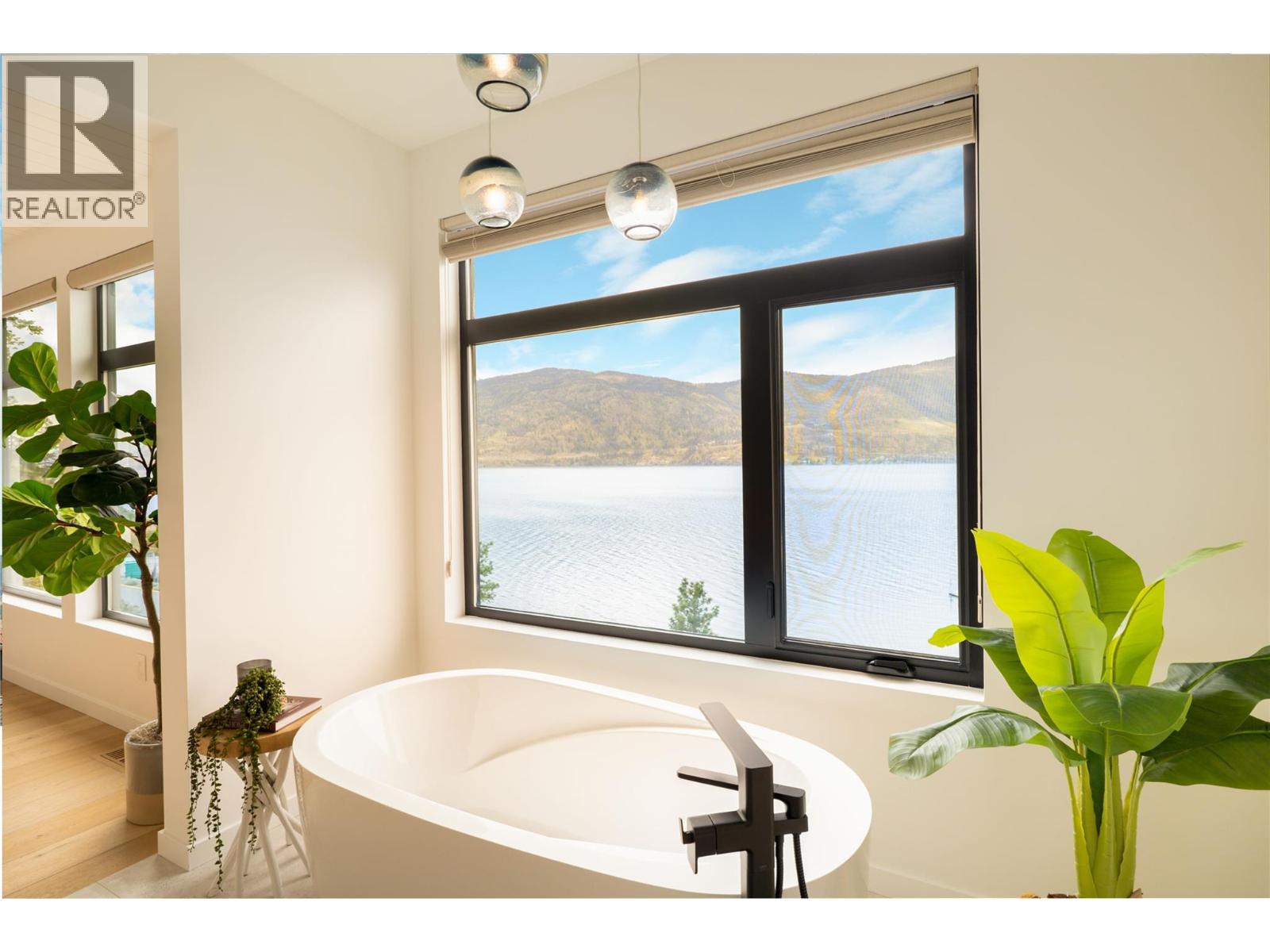 3442 Arrowroot Drive, Kelowna