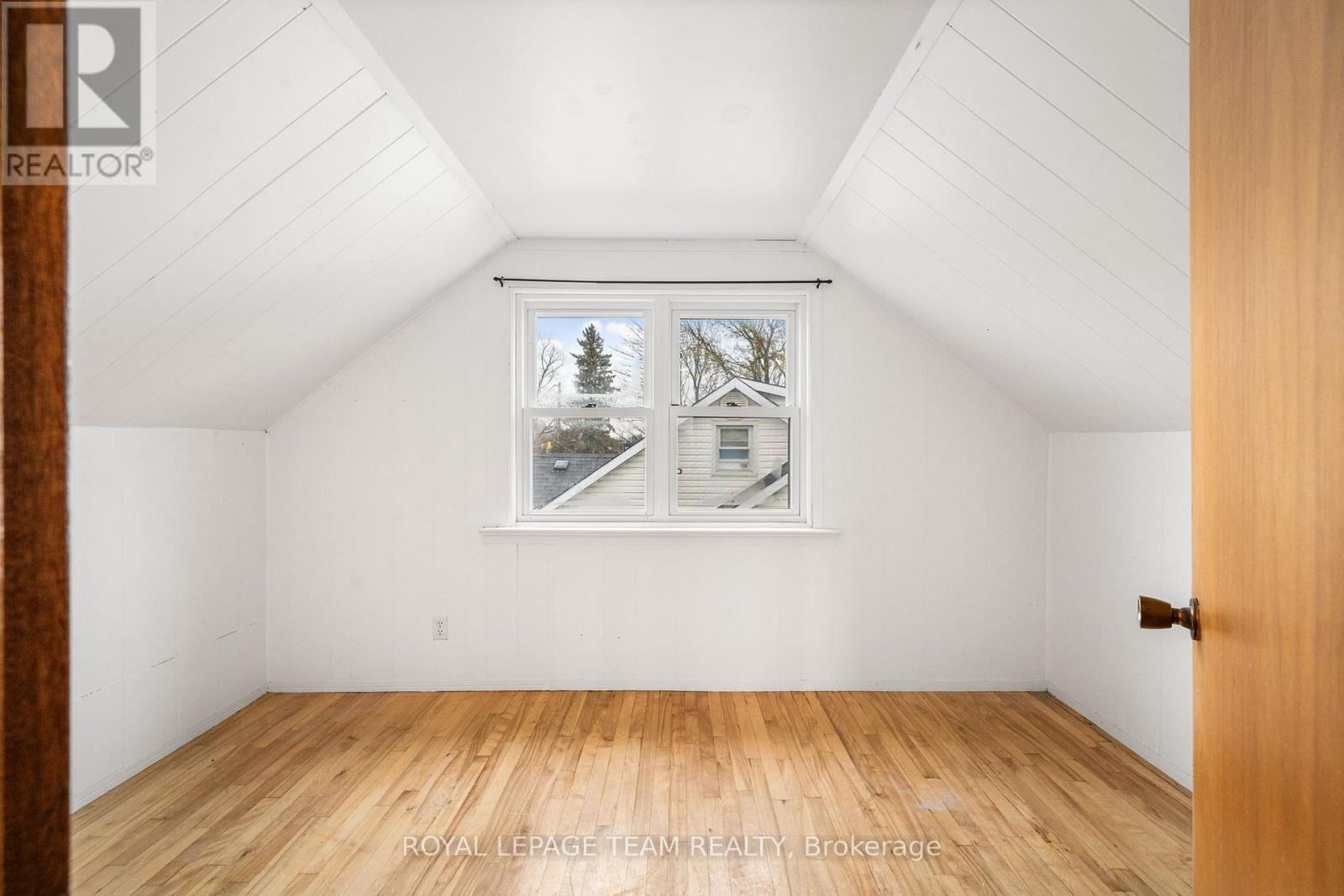 266 DANIEL STREET S - 27