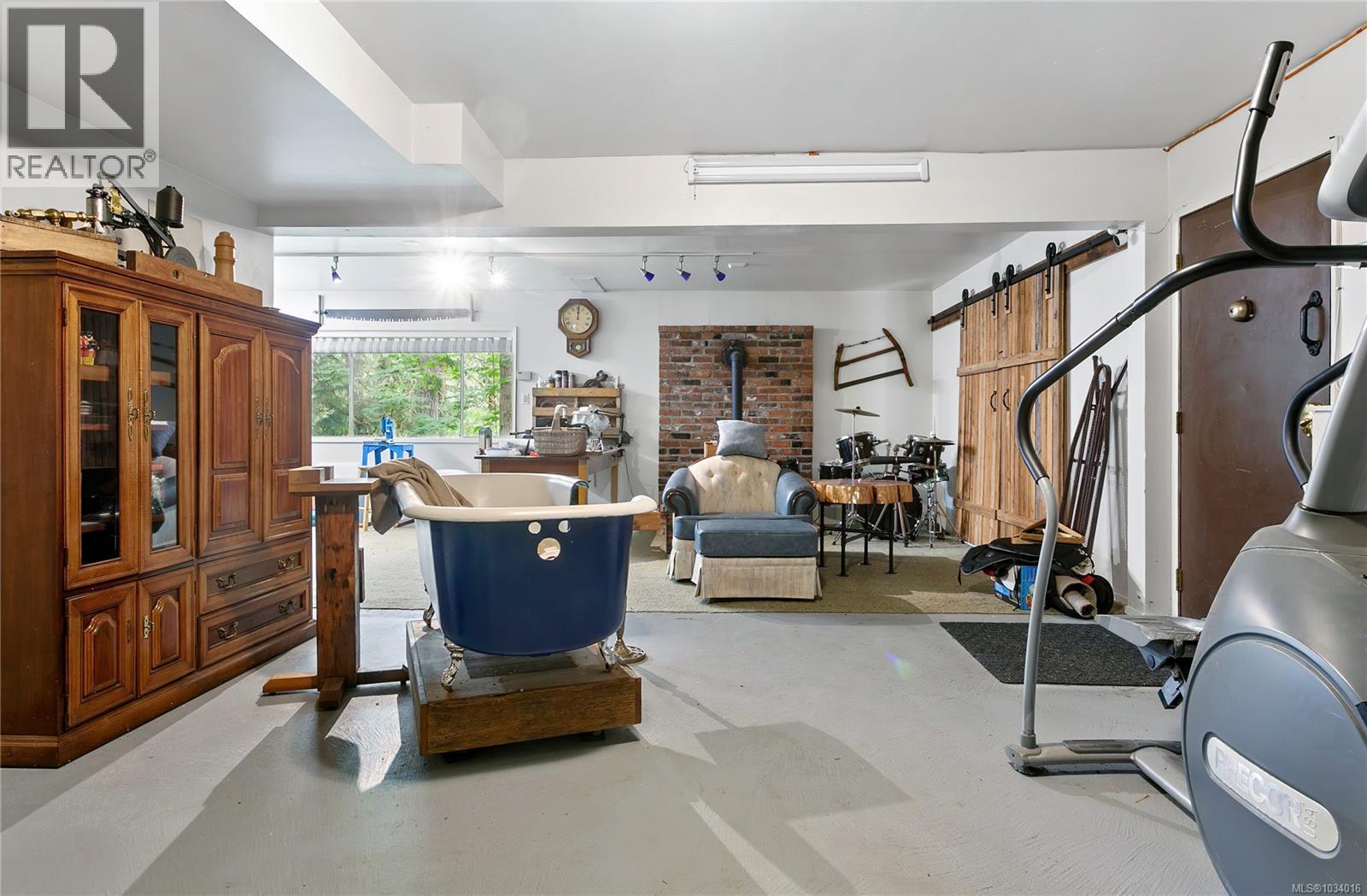  1970 Lands End Road, North Saanich