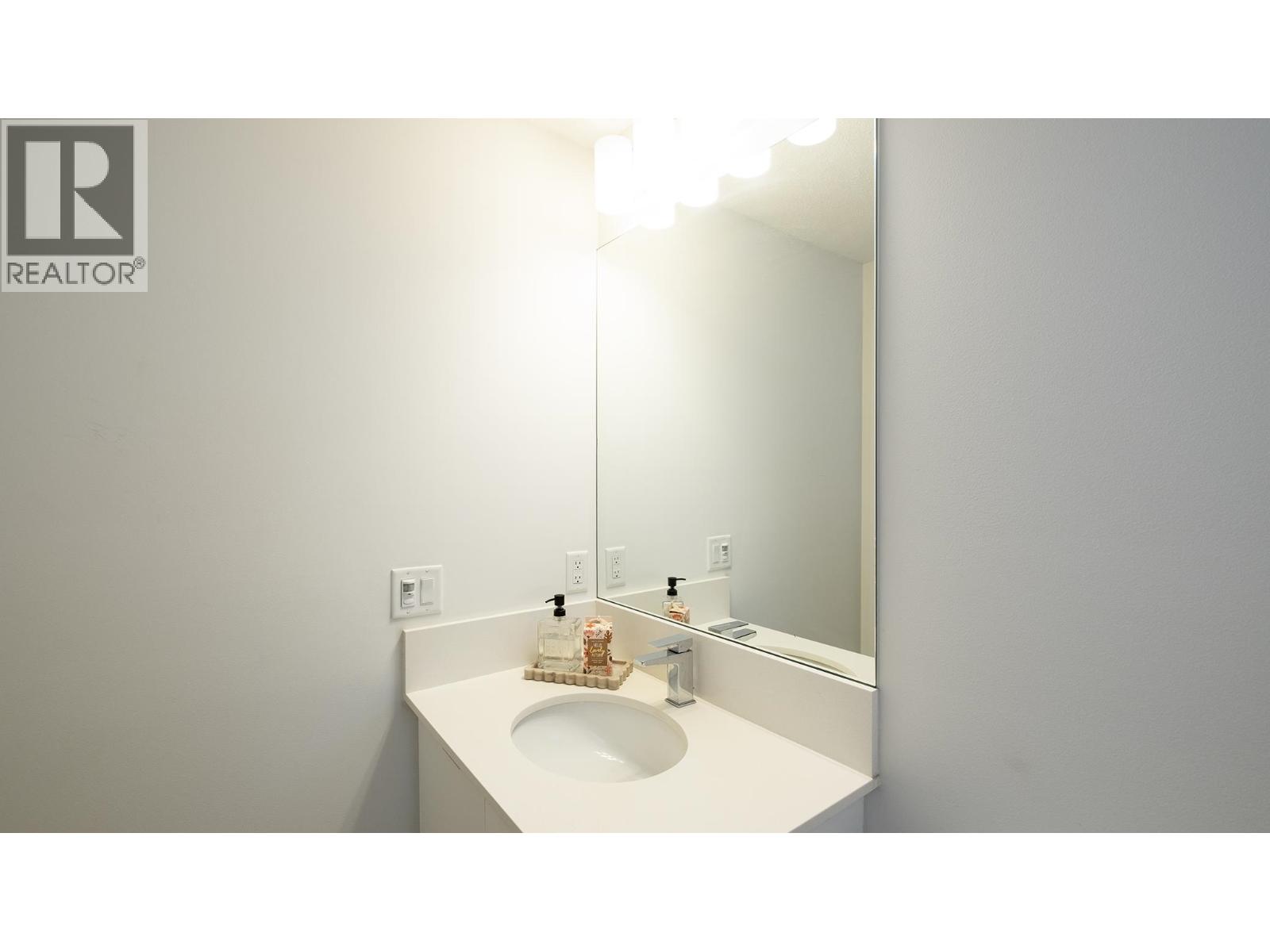409 719 W 3RD STREET, North Vancouver