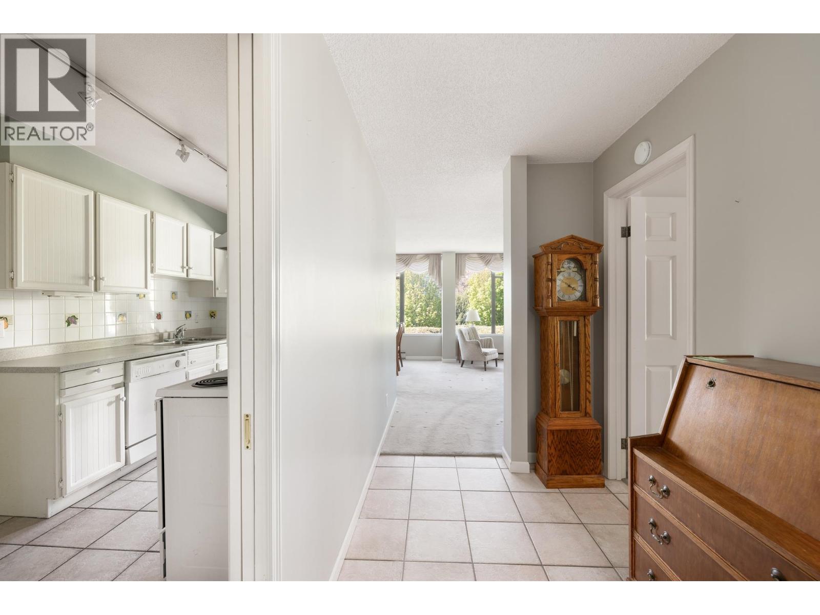 302 1480 DUCHESS AVENUE — photo 3