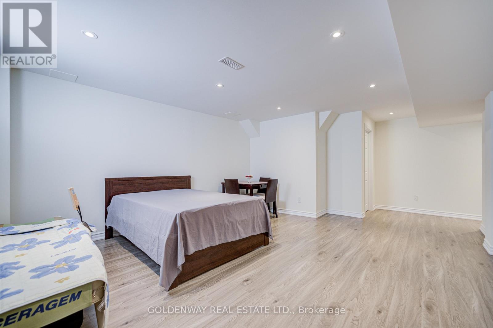 9 DUKE OF CORNWALL DRIVE - 44