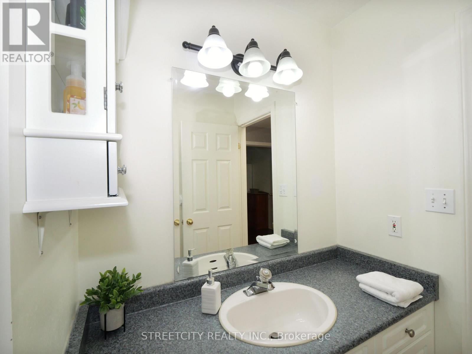 97 GREGORY CRESCENT - 24