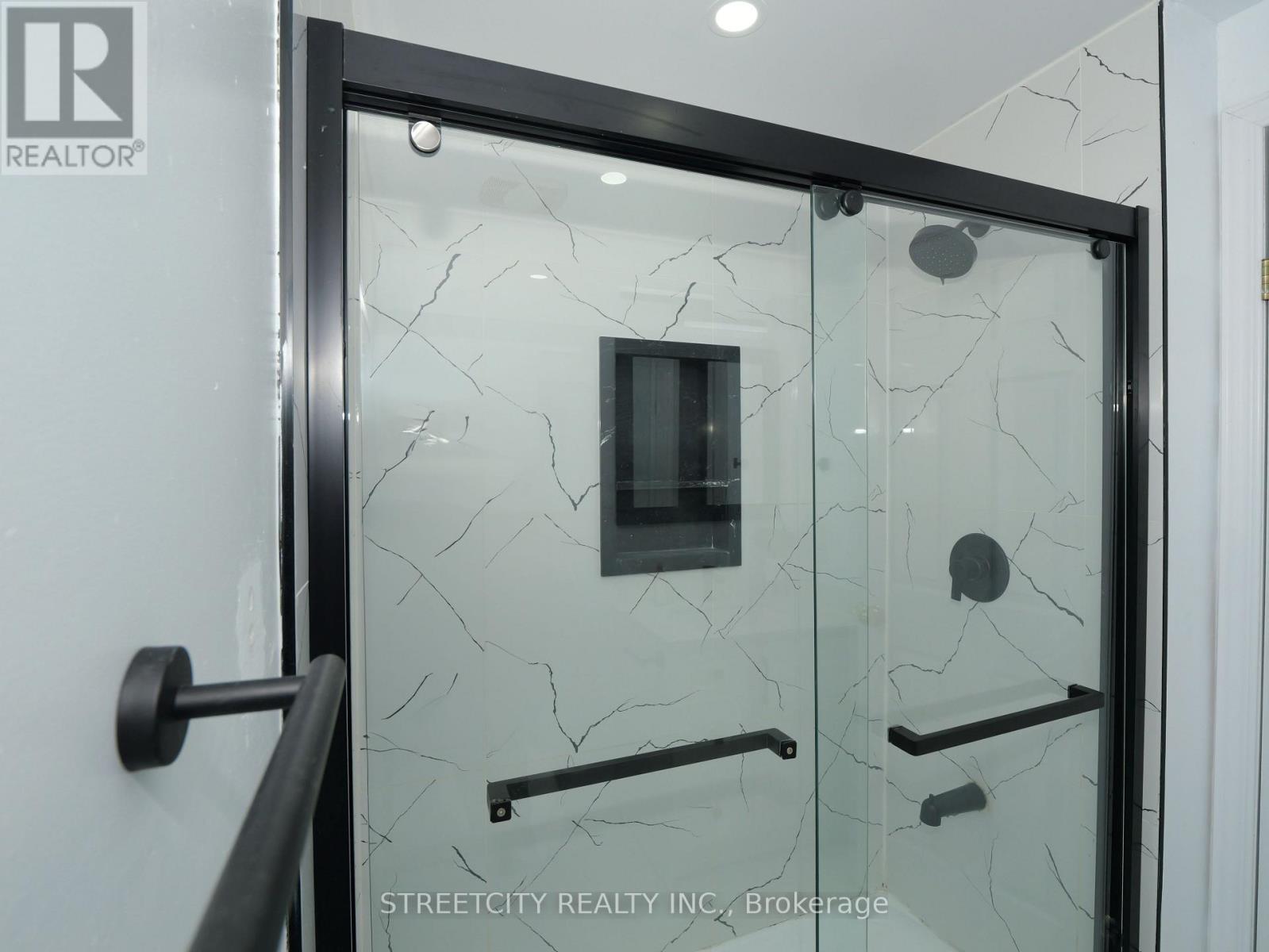 97 GREGORY CRESCENT - 38