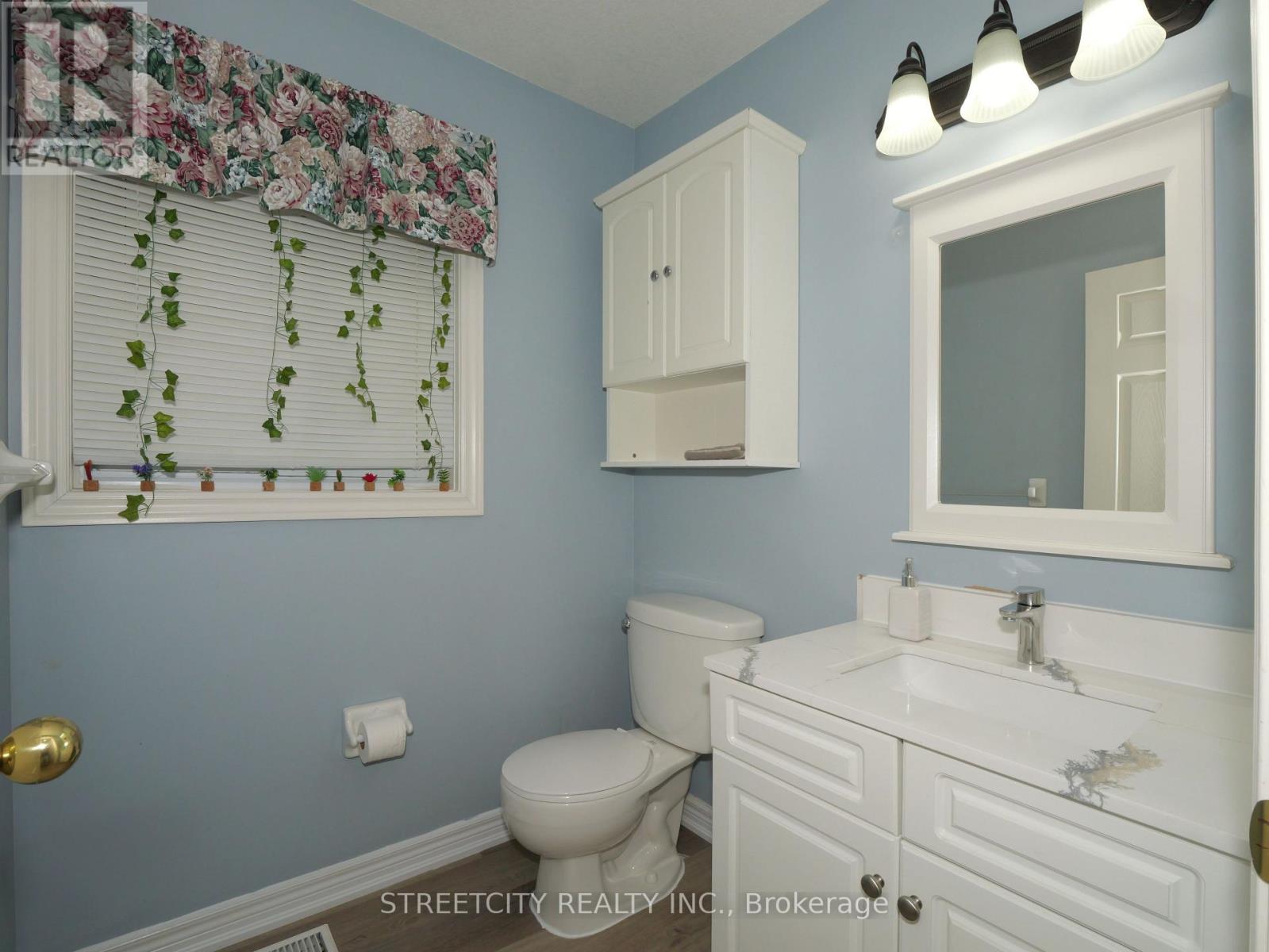 97 GREGORY CRESCENT - 45