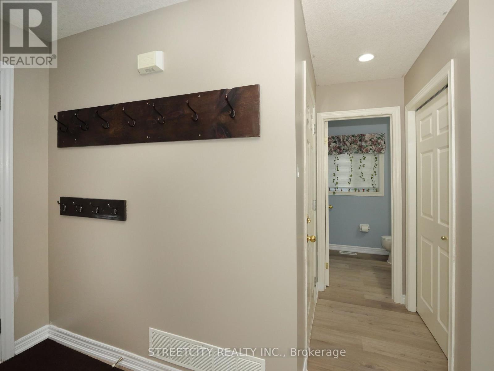97 GREGORY CRESCENT - 46