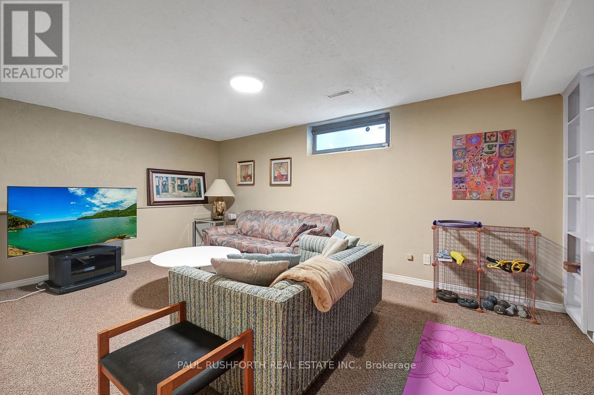 10 COSBURN AVENUE - 26