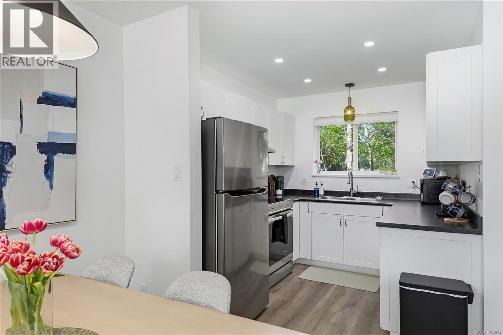 #7 555 Rockland Rd - 10