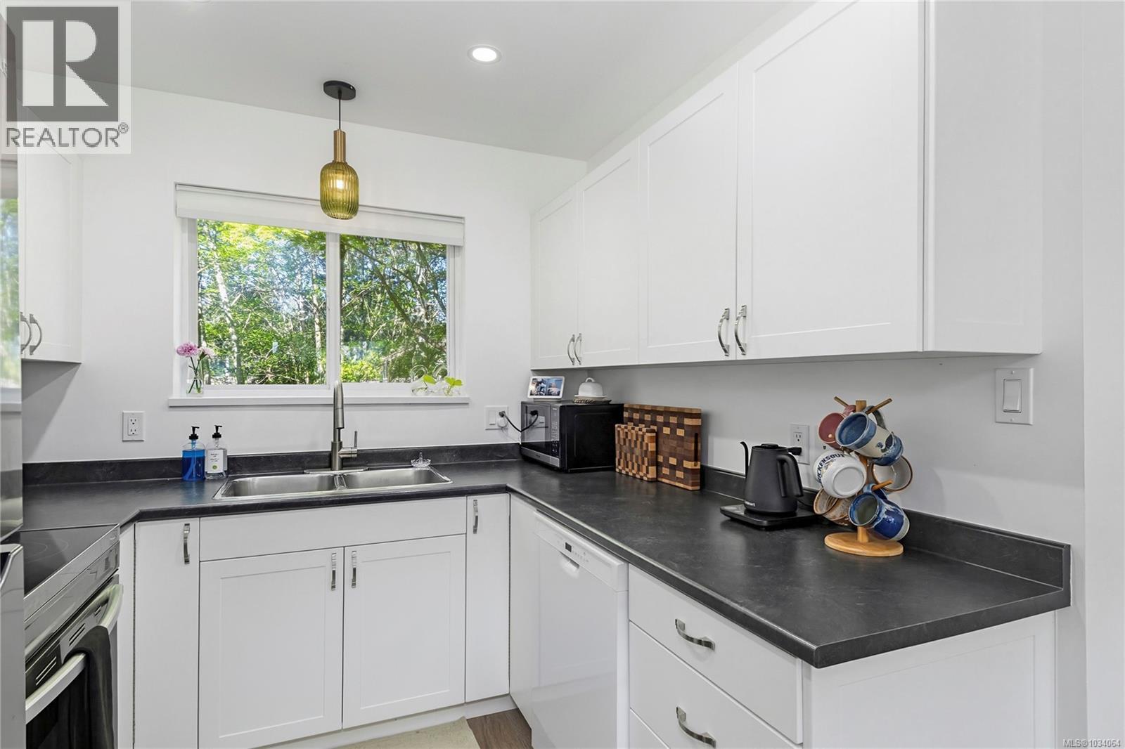 #7 555 Rockland Rd - 12