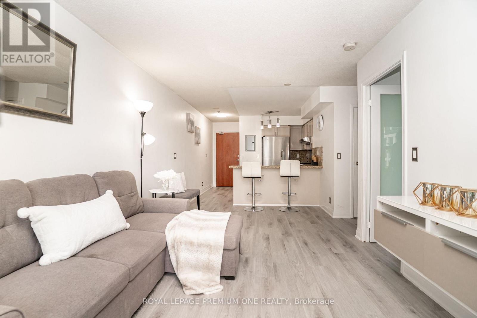 303 - 33 ELM DRIVE — photo 18