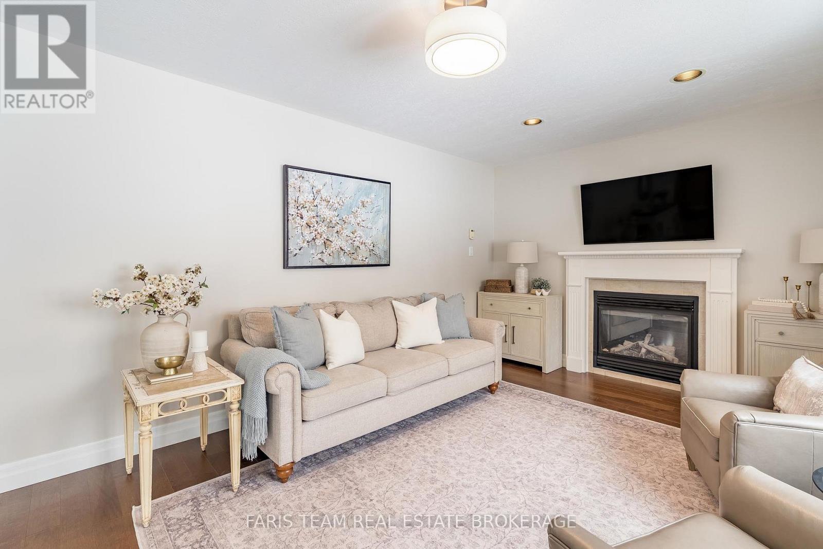 1 PINEVIEW DRIVE - 15