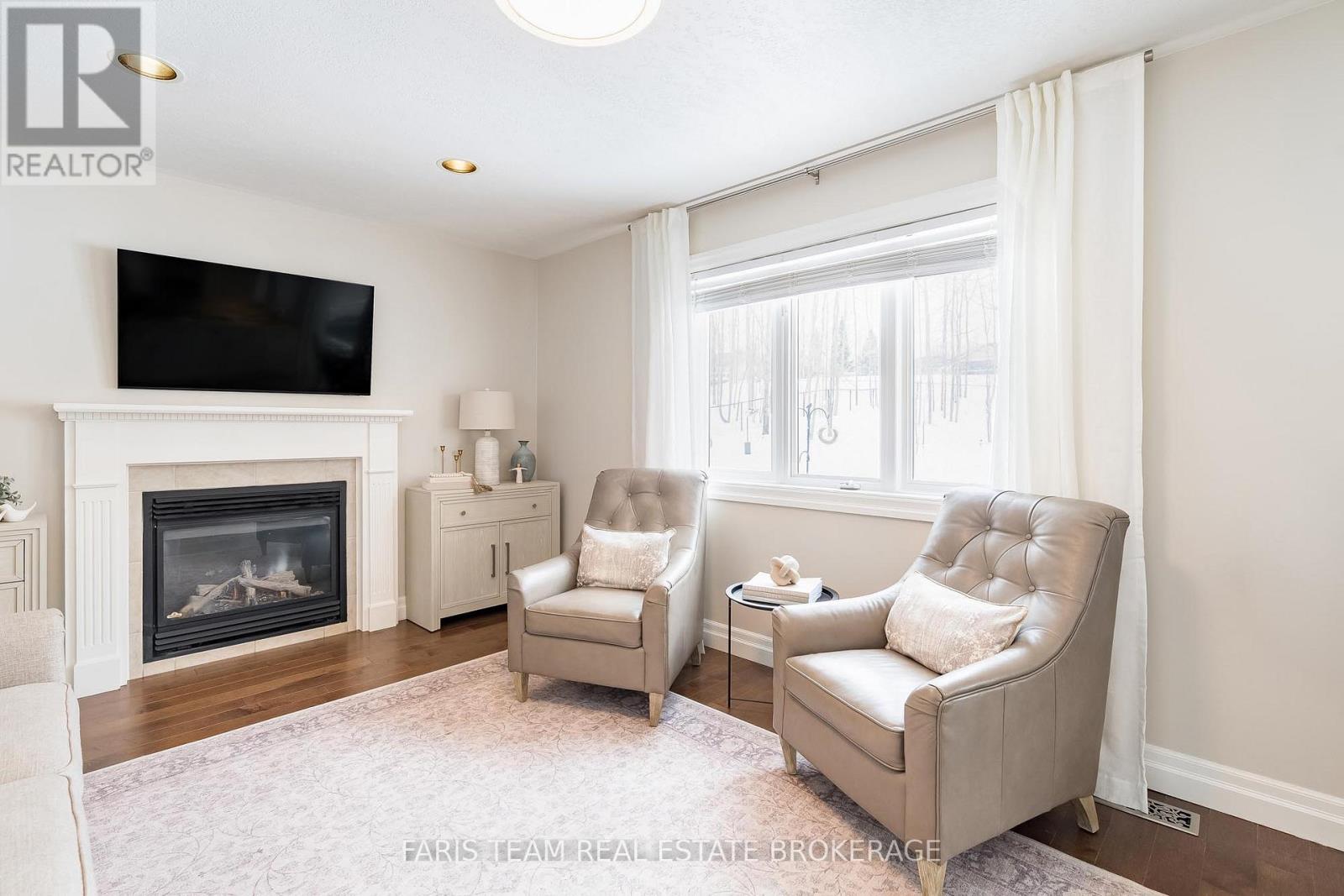 1 PINEVIEW DRIVE - 16