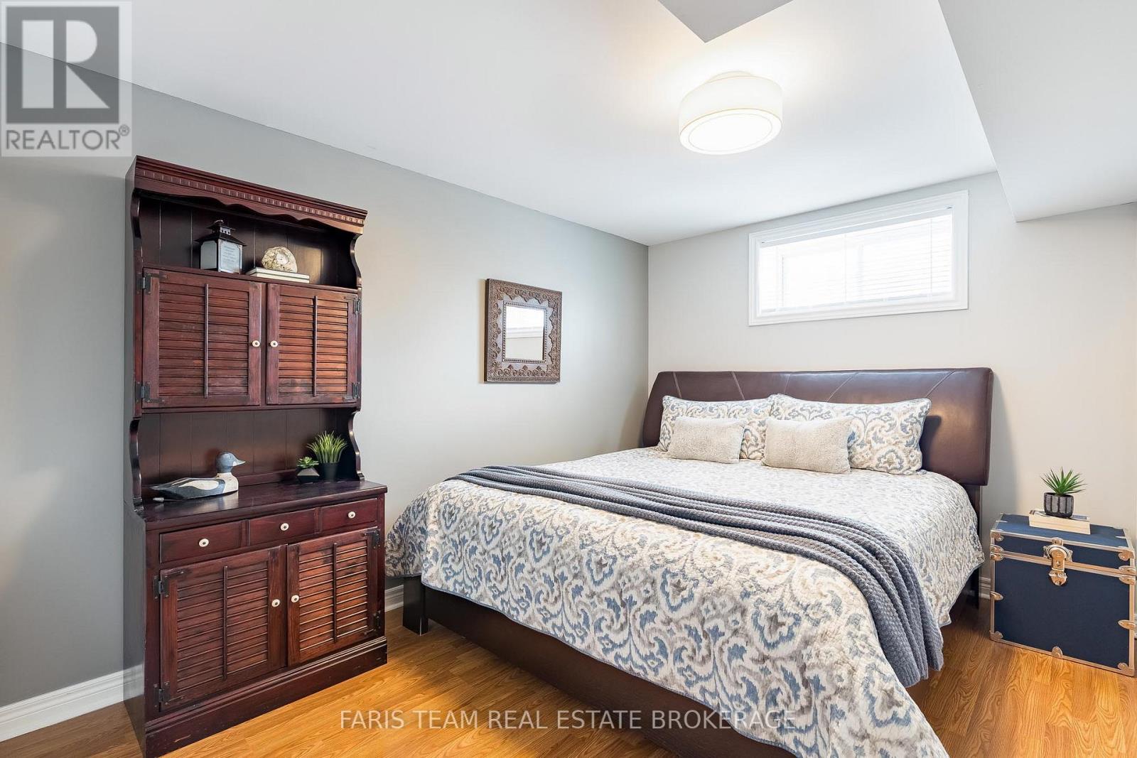 1 PINEVIEW DRIVE - 32