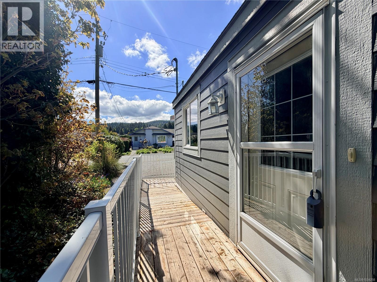 1322 Birchwood Rd, Ladysmith