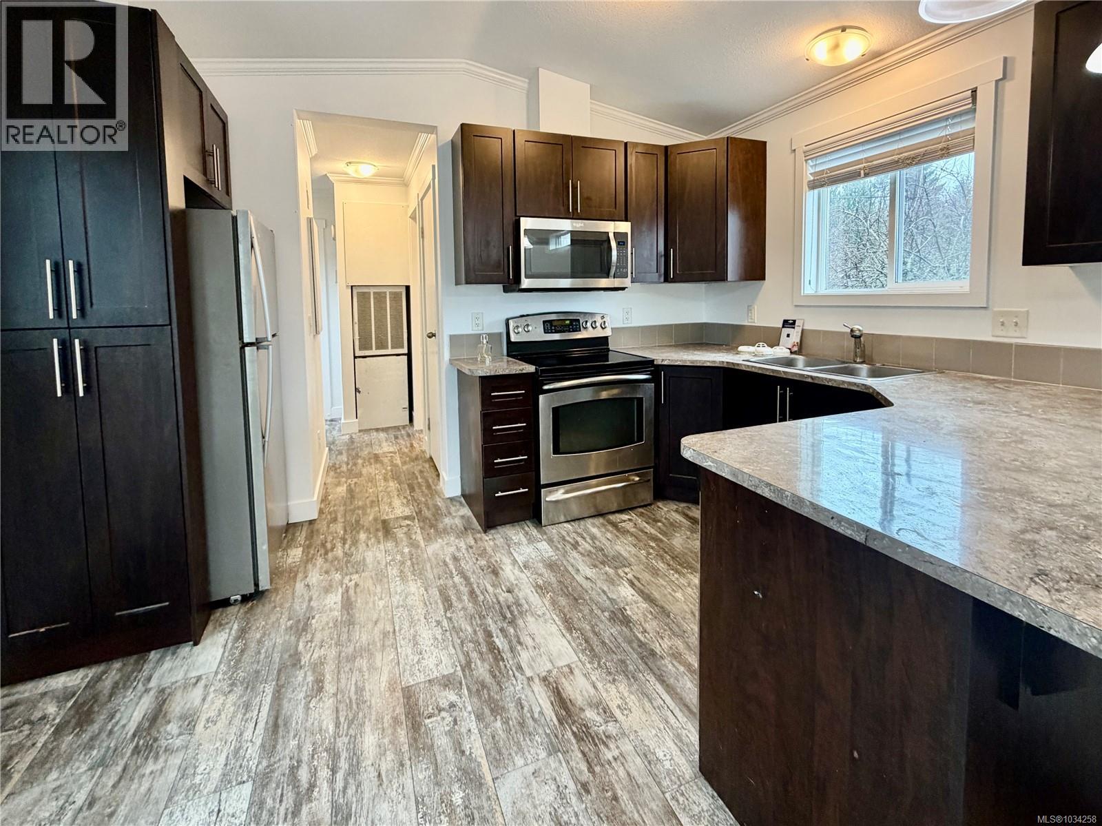 1322 Birchwood Rd, Ladysmith